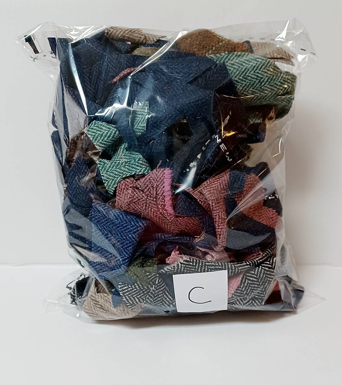 Tweed fabric scraps offcuts 100% wool 500g bag crafting patchwork collage quilting art projects kids craft wreath craft assorted colours